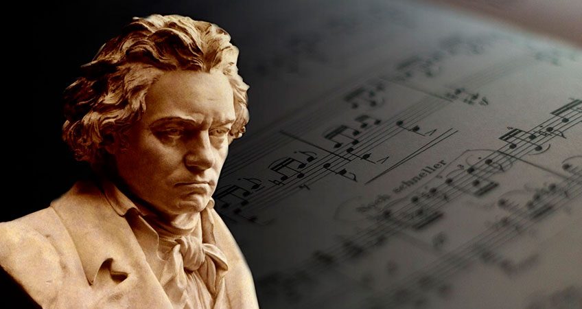 Estatua y partitura de Beethoven